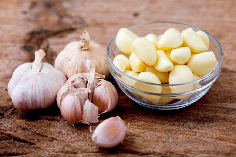 Bạn có thể sử dụng tỏi làm giảm sưng mụn nhọt ở chân