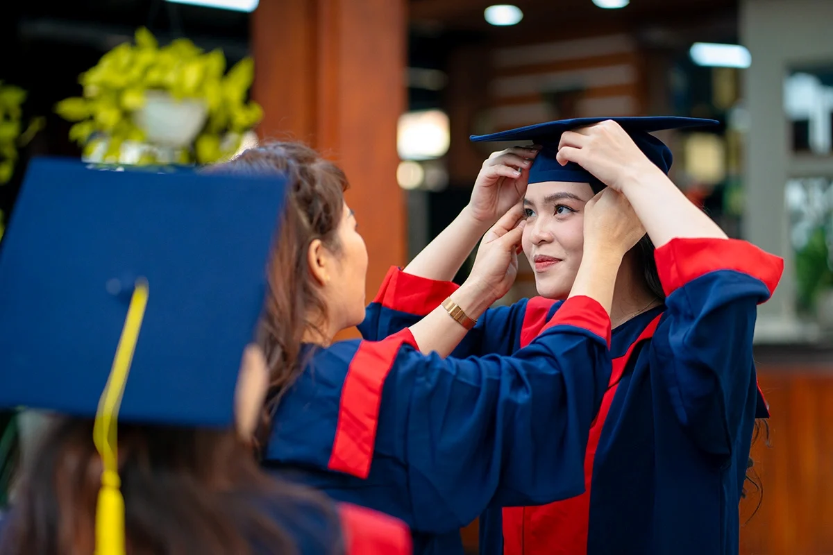 Tốt nghiệp đại học là một dốc mốc quan trọng của mỗi người, vậy chăm sóc da cho lễ tốt nghiệp sao cho tự tin nhất