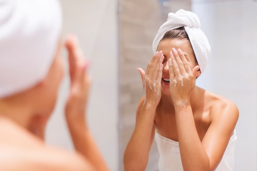 Làm sạch dịu nhẹ là bước đầu tiên khi chăm sóc da hỗn hợp mùa thu