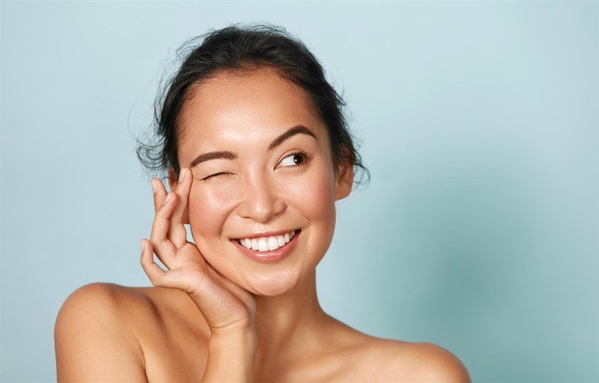 Ngoài ra, hạn chế tiếp xúc trực tiếp với môi trường bụi bẩn và giữ tinh thần thoải mái tránh stress cũng góp phần cân bằng và duy trì làn da khỏe mạnh.