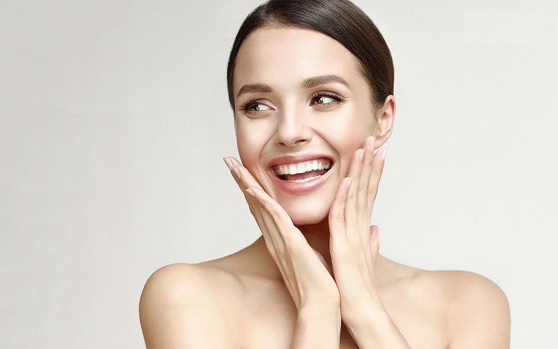 Rửa mặt với nước ấm vừa phải, không quá nóng để giữ môi trường ẩm tự nhiên cho da hiệu quả hơn.