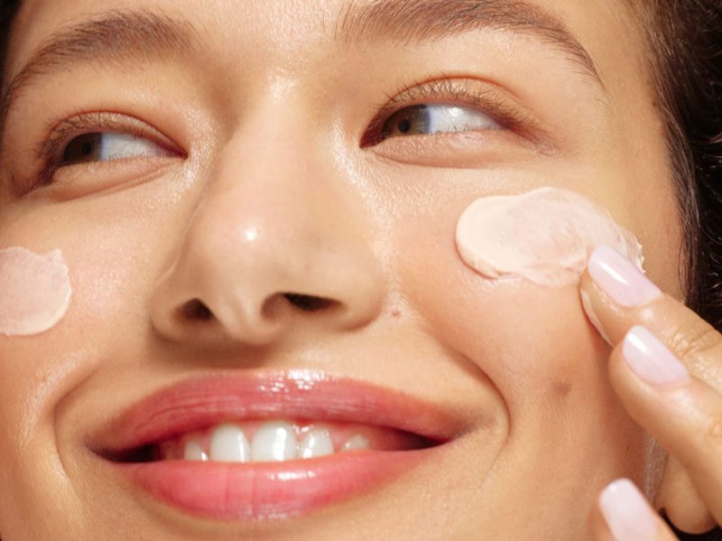 Chống nắng kết hợp dưỡng ẩm mùa hanh khô sao cho hiệu quả