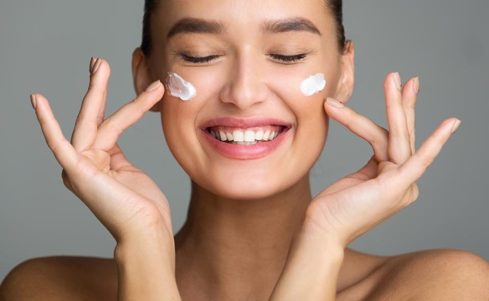 Cách lựa chọn sản phẩm chống nắng kết hợp dưỡng ẩm phù hợp cho mùa hanh khô