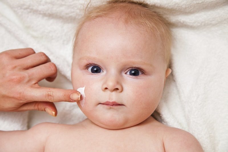 Một số loại kem dưỡng hỗ trợ chăm sóc da khô ở trẻ sơ sinh