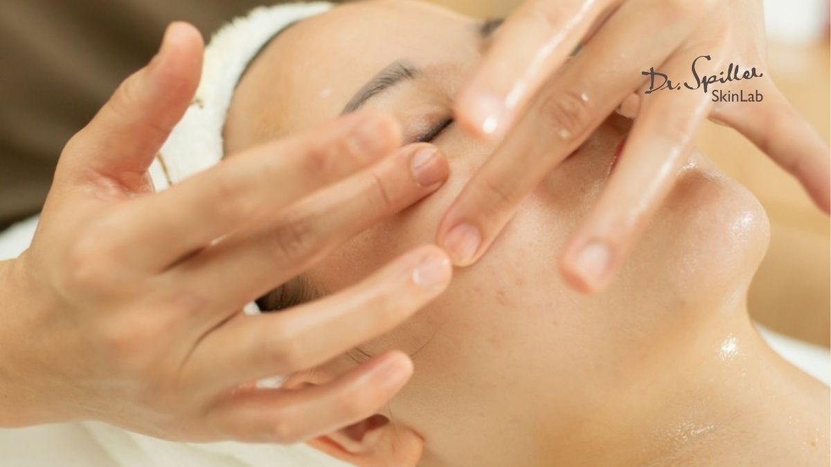 Chọn sữa rửa mặt phù hợp với da nhạy cảm còn được quyết định bởi các thành phần và kết cấu sản phẩm.