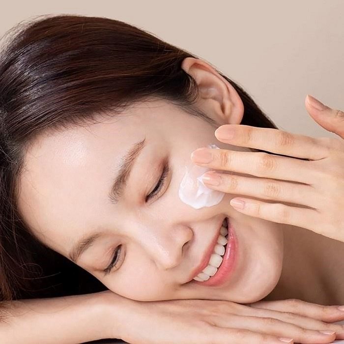 Đan xen dưỡng da kết hợp chống nắng giao mùa không chỉ bảo vệ làn da khỏi những tổn thương mà còn duy trì sức sống và sự mềm mịn.