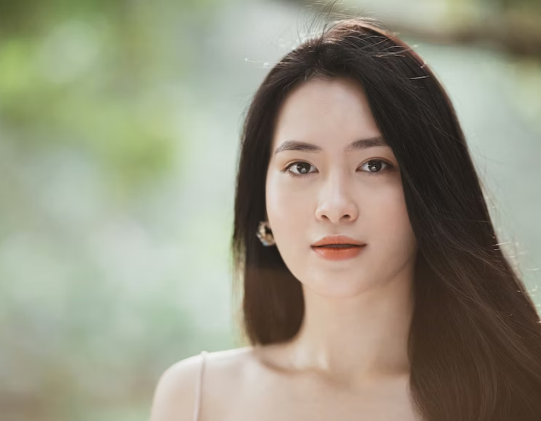 Bên cạnh dưỡng ẩm và chống nắng, việc chọn lựa sản phẩm chứa hoạt chất chống lão hóa cho mùa thu rất cần thiết.