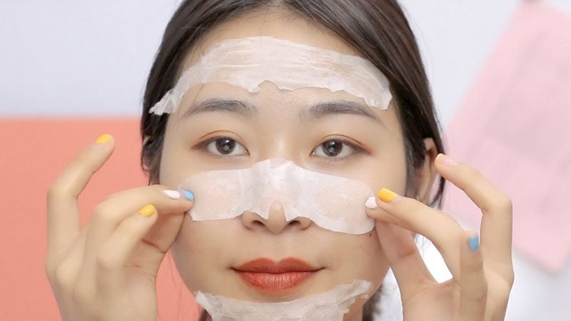 Miếng dán lột mụn đầu đen là phương pháp thường gặp, dễ làm tại nhà