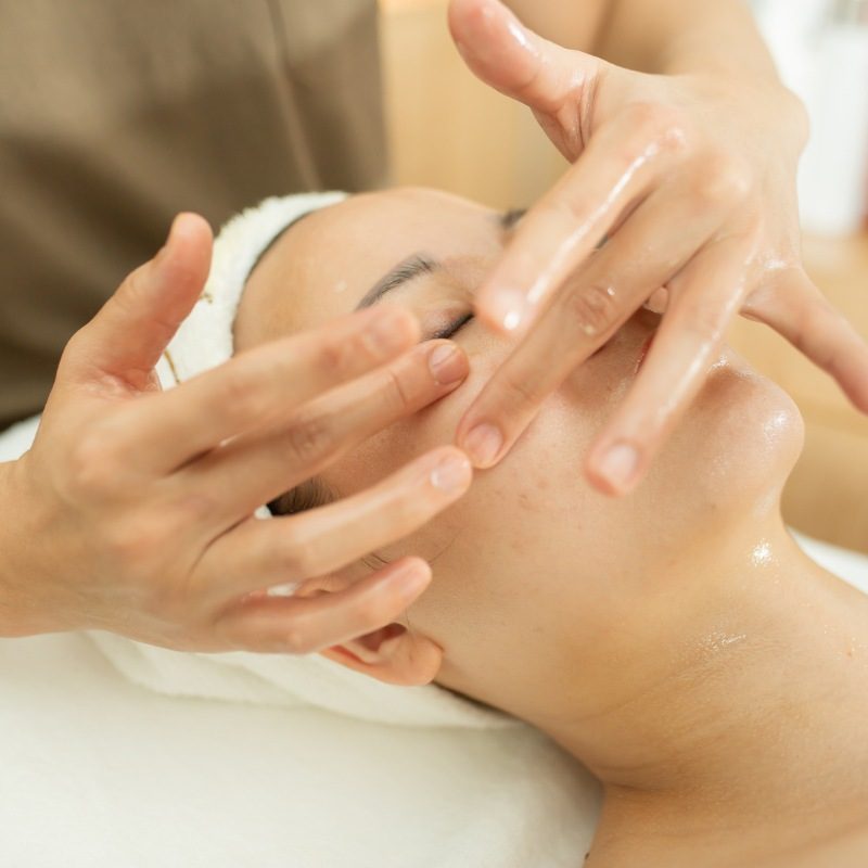 Massage mặt mùa thu giúp lưu thông máu, thư giãn làn da