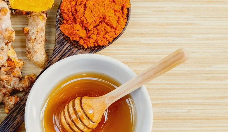 Ứng dụng mật ong dưỡng da mùa thu đều đặn còn giúp làn da trở nên đều màu, sáng khỏe hơn theo thời gian