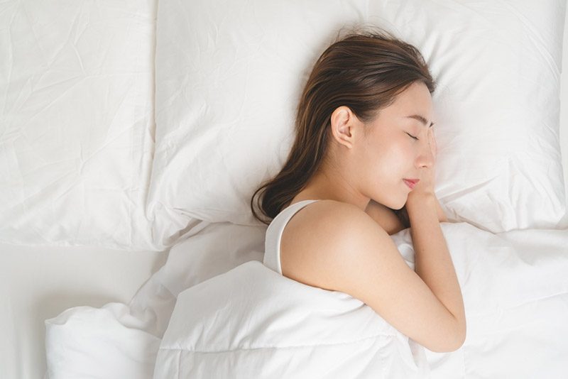 Sự kết hợp giữa việc duy trì giấc ngủ chất lượng và chăm sóc làn da phù hợp sẽ giúp bạn duy trì nét trẻ trung và sức sống tự nhiên trong suốt thời gian giao mùa.