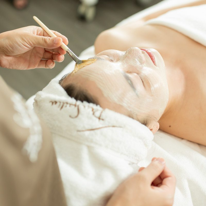 Bên cạnh sử dụng sản phẩm chất lượng, việc duy trì thói quen chăm sóc da mặt đúng cách là yếu tố cốt lõi trong phòng ngừa và điều trị mụn ẩn.