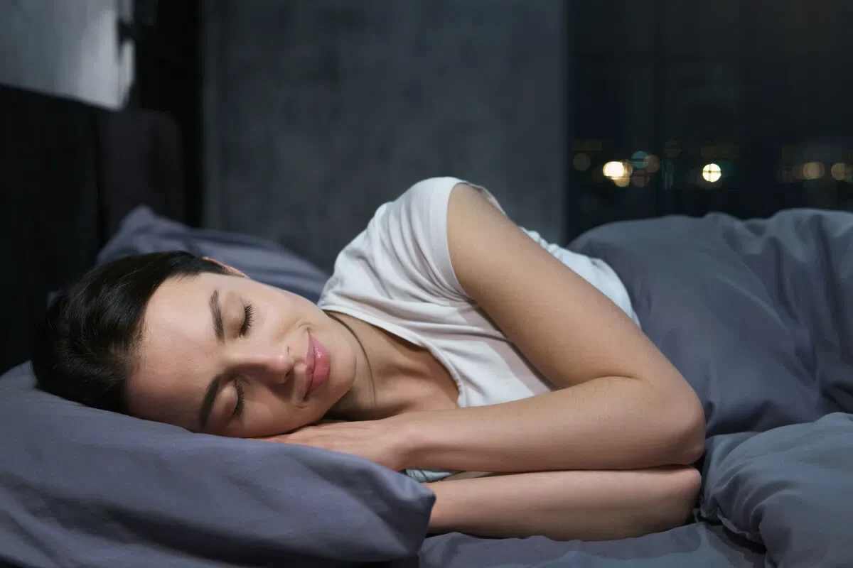 Giấc ngủ đều đặn và đủ giấc giúp bạn tránh được những dấu hiệu lão hóa sớm và duy trì sự căng mịn