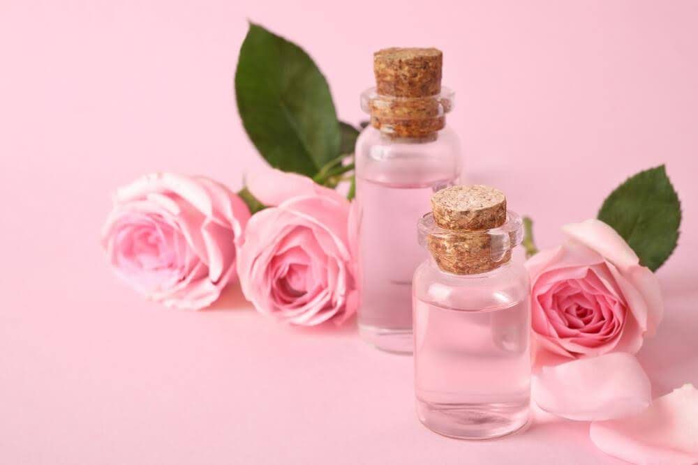 Nước hoa hồng tự nhiên mùa thu giúp làm sạch sâu mà không gây kích ứng da