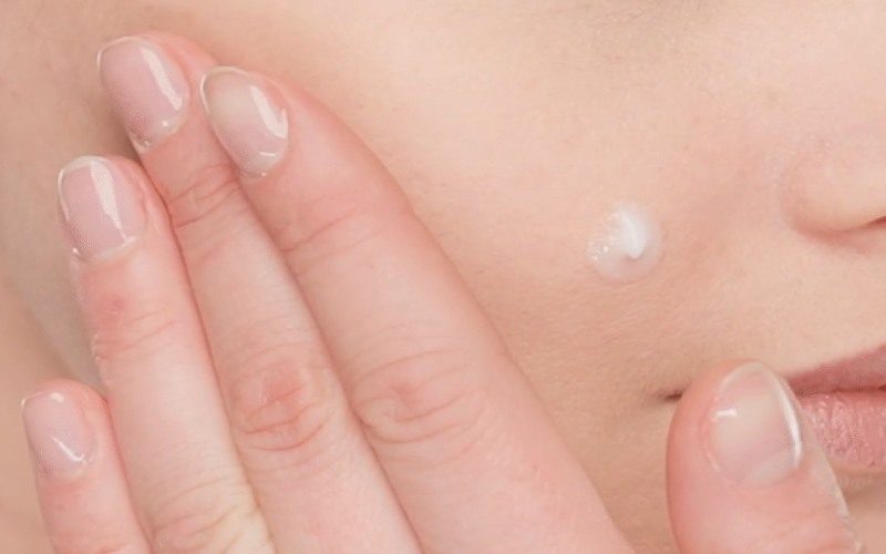 Khi thời tiết chuyển lạnh hoặc nóng thất thường, da thường phản ứng bằng cách bong tróc, khô ráp hoặc ngược lại là tiết dầu nhiều hơn.