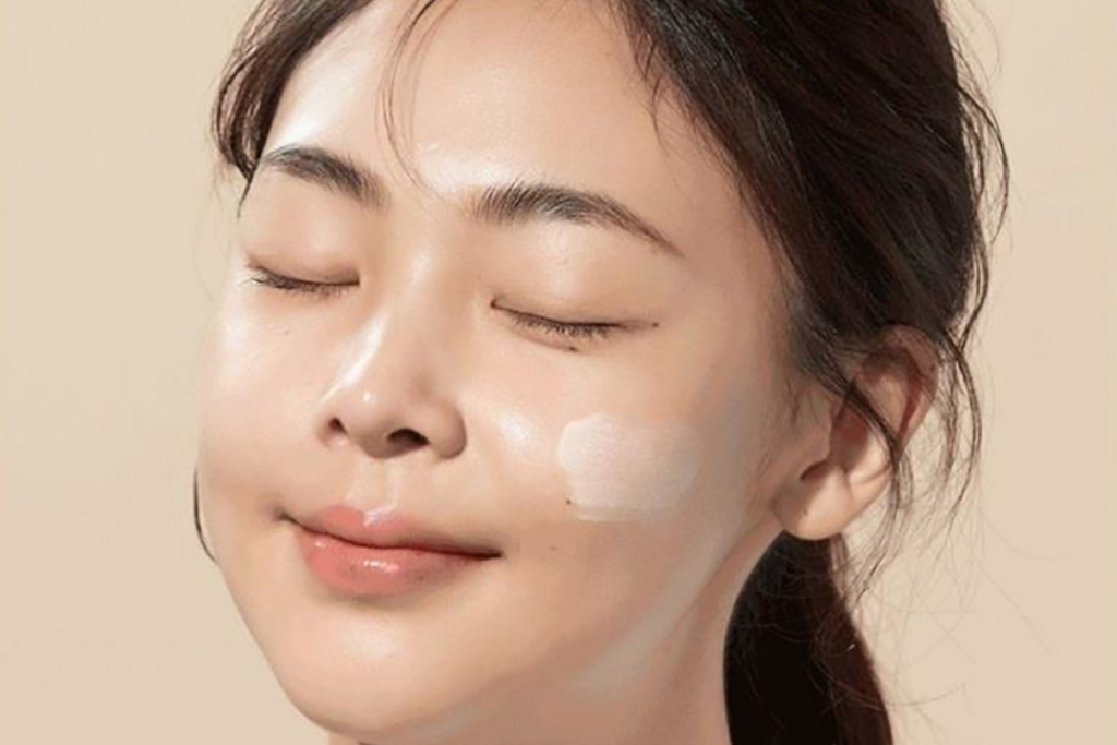 Đối với da khô, không chỉ yếu tố chống nắng mà thành phần dưỡng ẩm trong kem cũng vô cùng quan trọng.