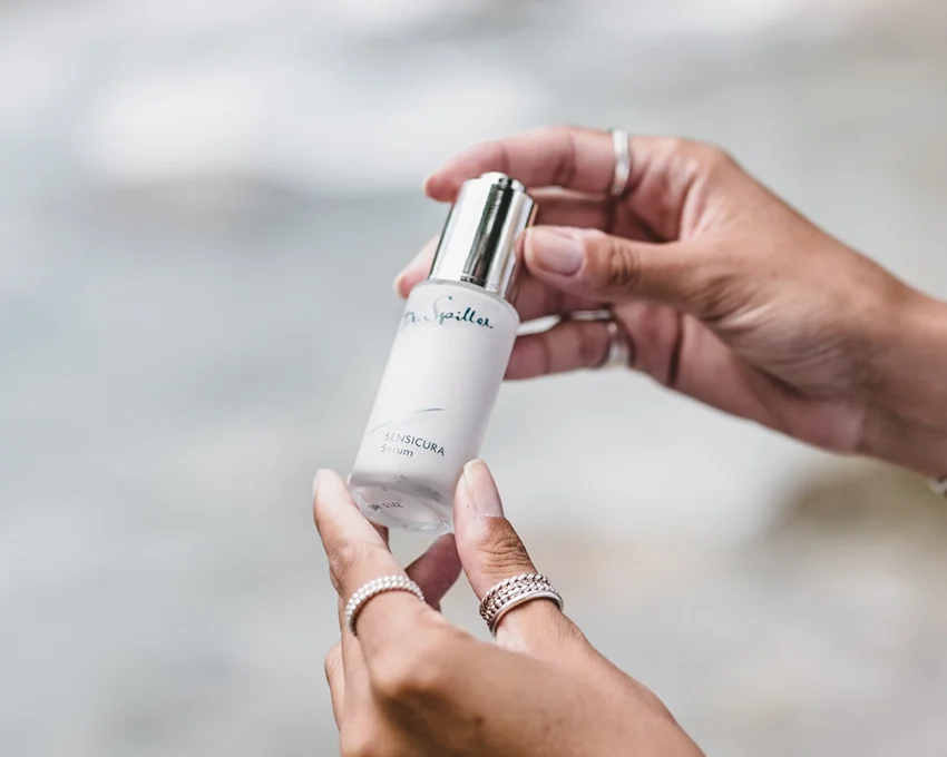 Serum HA giao mùa nổi bật với khả năng dưỡng ẩm sâu nhờ thành phần chính là Hyaluronic Acid