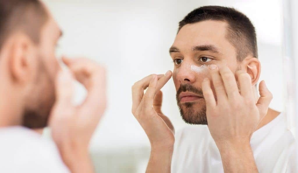Duy trì 3 bước skincare da nam giới giao mùa vào sáng và tối sẽ giúp làn da luôn sạch khỏe, ít mụn, chậm lão hóa