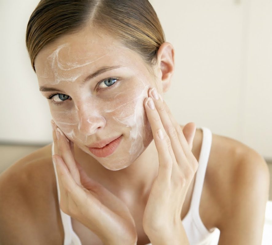 Những lưu ý khi skincare đơn giản cho da nhạy cảm giao mùa