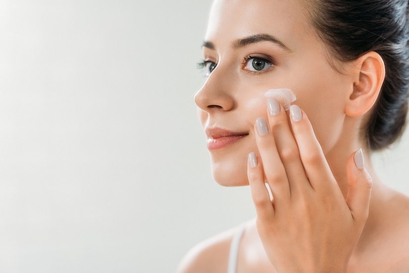 Việc lựa chọn sản phẩm chăm sóc da đúng chuẩn rất quan trọng để dưỡng da hiệu quả lúc giao mùa.