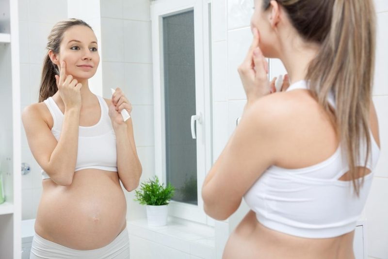 Khi skincare mùa thu cho mẹ bầu bạn nên ưu tiên các sản phẩm tự nhiên lành tính