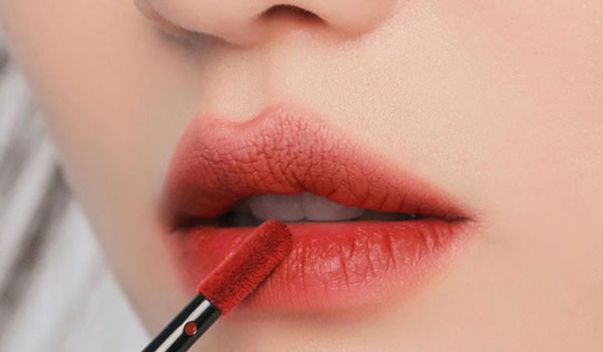 Son môi Đức nổi tiếng với thành phần tự nhiên và an toàn, phù hợp với nhiều loại da khác nhau, đặc biệt là những làn da nhạy cảm