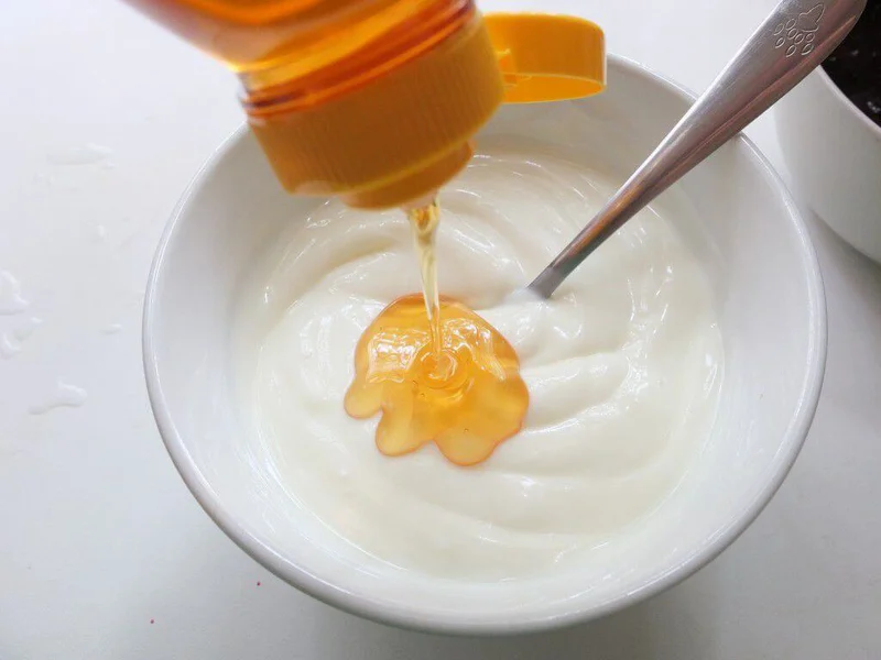 Sữa chua dưỡng ẩm mùa thu đặc biệt nổi bật nhờ vào hàm lượng acid lactic và các vitamin thiết yếu giúp cấp nước tức thì cho làn da.
