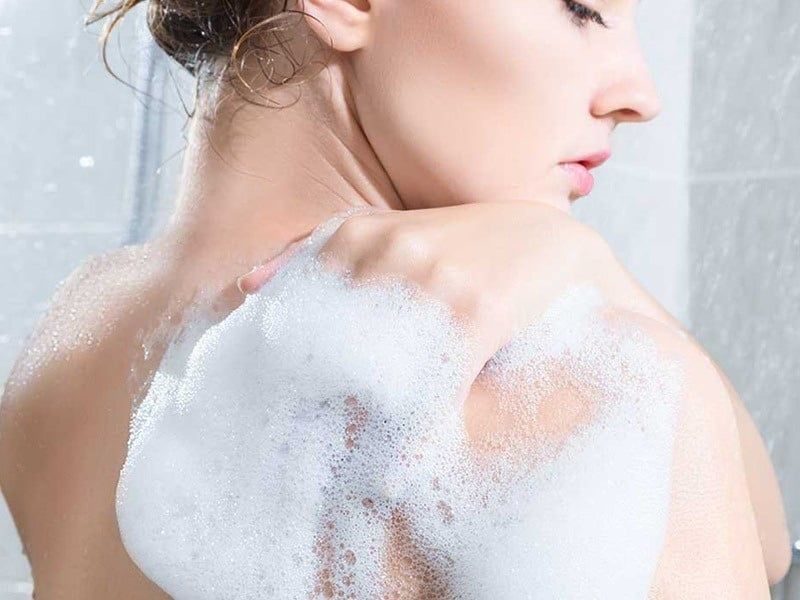 Sữa tắm dưỡng ẩm cho da khô không chỉ làm sạch da mà còn giúp bổ sung lượng nước cần thiết và giữ độ ẩm lâu dài.