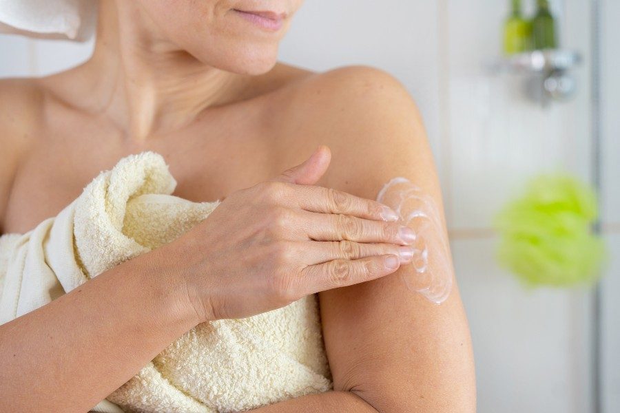 Sau khi dùng sữa tắm bạn nên dùng kem dưỡng phù hợp để cải thiện viêm nang lông
