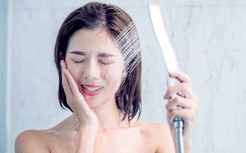 Sự phối hợp khoa học giữa tắm nước ấm đúng cách mùa thu với liệu trình dưỡng da bài bản sẽ tạo đà cho bạn sở hữu nhan sắc trẻ trung, mịn màng theo tháng năm.