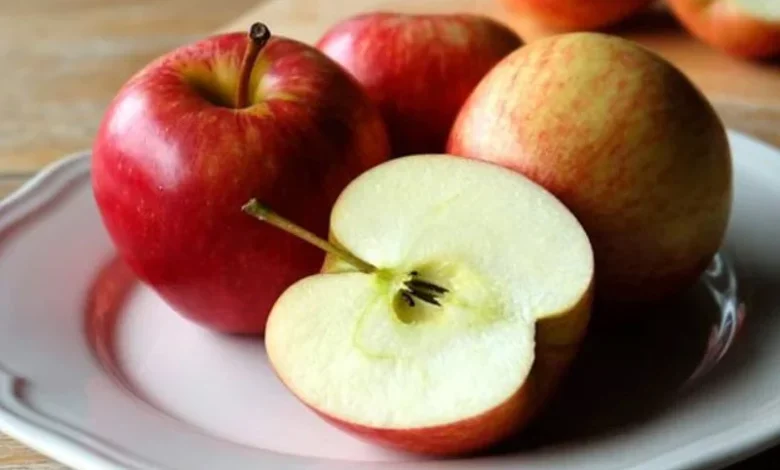 Táo là loại thực phẩm giàu vitamin C tốt cho làn da và cơ thể