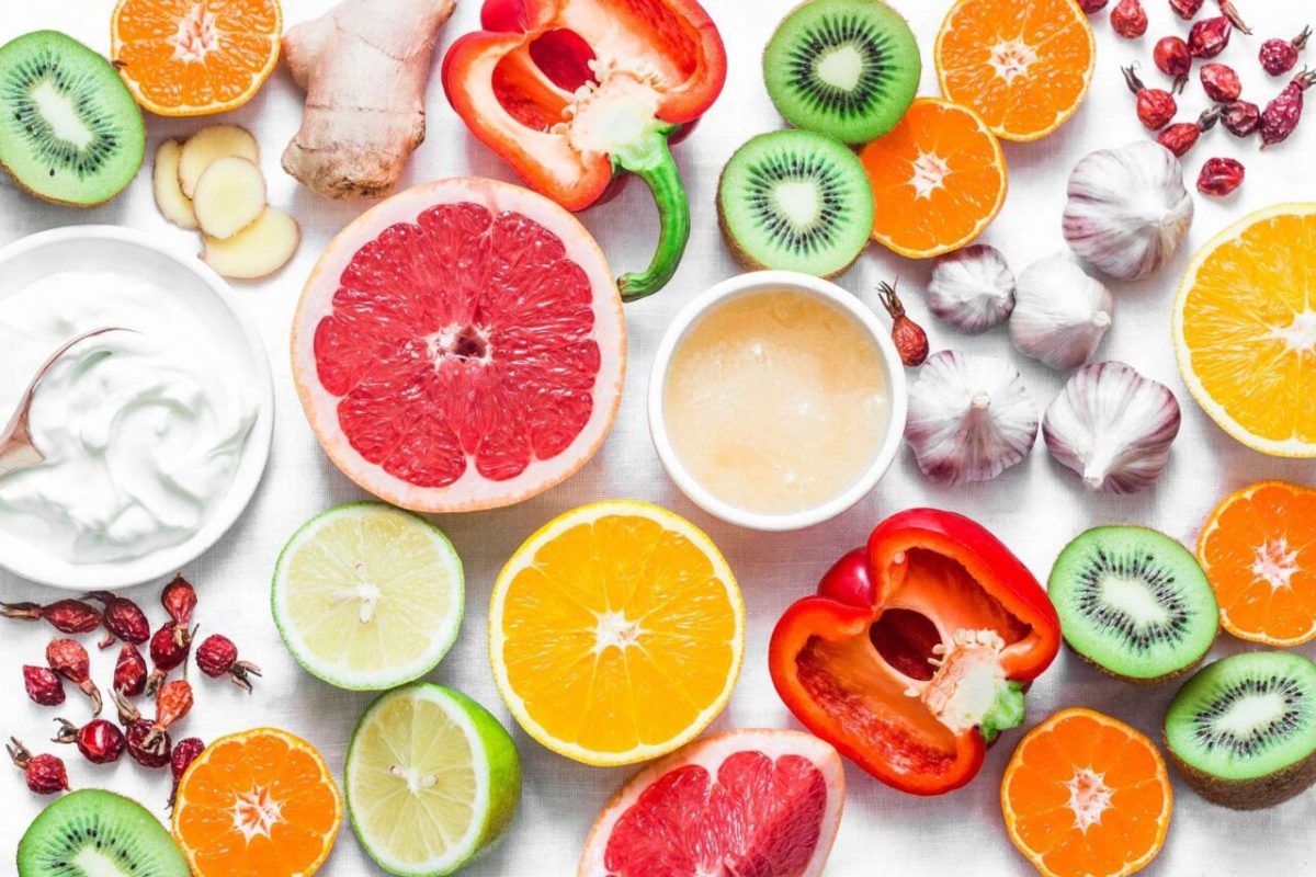 Trái cây nhiều Vitamin C là nhóm thực phẩm tốt cho da giao mùa
