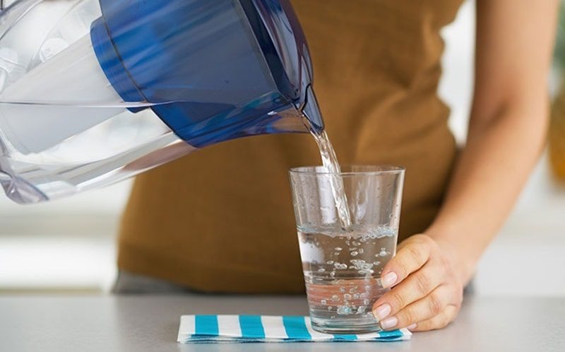 Uống đủ nước, chăm da kỹ lưỡng giúp bạn sở hữu làn da căng bóng