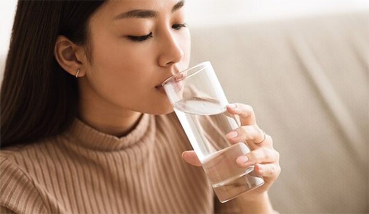 Hiểu được uống nước bao nhiêu khi giao mùa sẽ giúp bạn bổ sung đủ nước, ngăn chặn nguy cơ mất nước vào mùa chuyển tiếp quan trọng này.