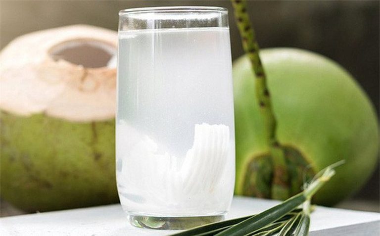 Uống nước đủ mùa thu kết hợp thói quen chăm sóc da phù hợp giúp da khỏe đẹp rạng ngời