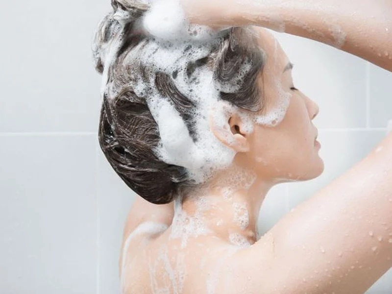 Làm sạch da đầu đúng cách ngăn ngừa viêm nang lông da đầu hiệu quả