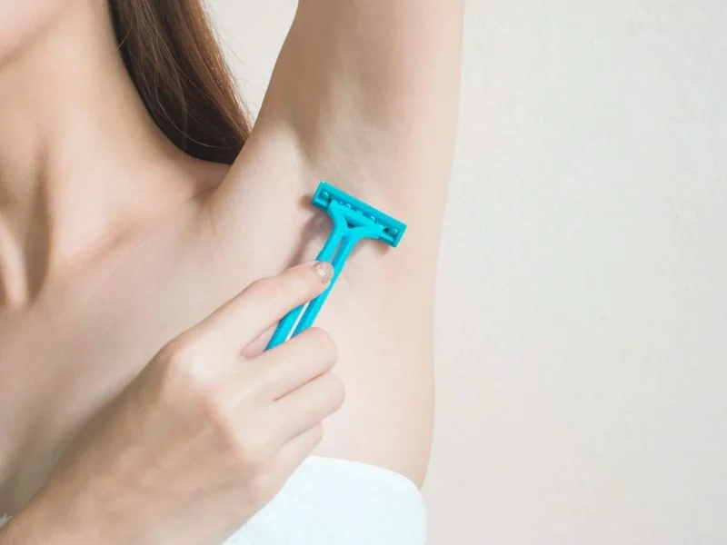 Làm sạch, chăm sóc da vùng nách phù hợp giúp ngăn ngừa viêm nang lông nách