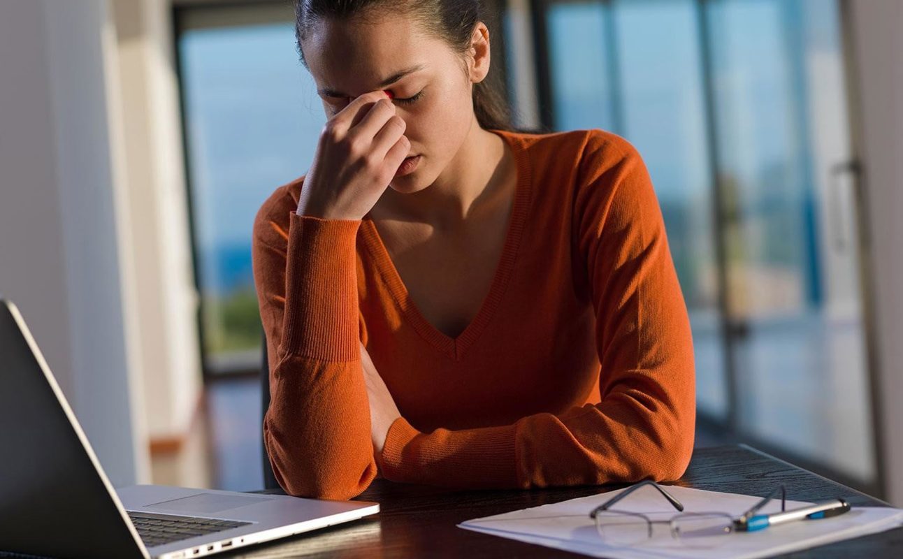 Biện pháp bảo vệ da khỏi ánh sáng xanh ngoài sử dụng mỹ phẩm