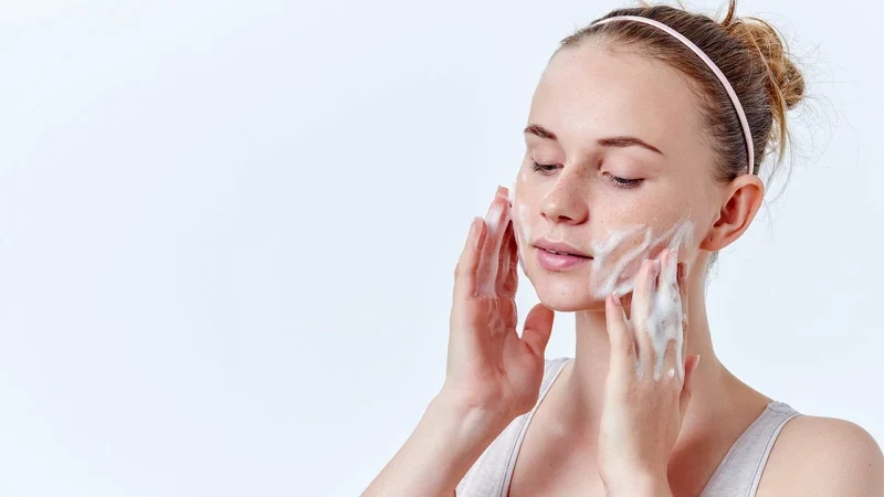 Làn da tuổi dậy thì thường gặp nhiều vấn đề về dầu mụn