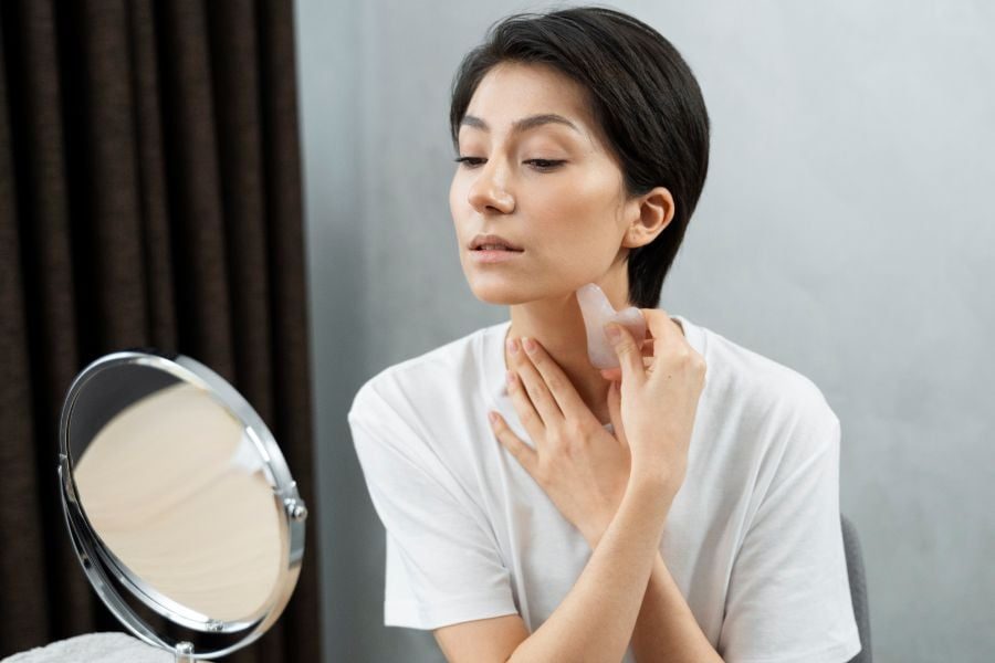 Massage cũng là một trong những xu hướng chăm sóc da sau 40 tuổi được yêu thích hiện nay