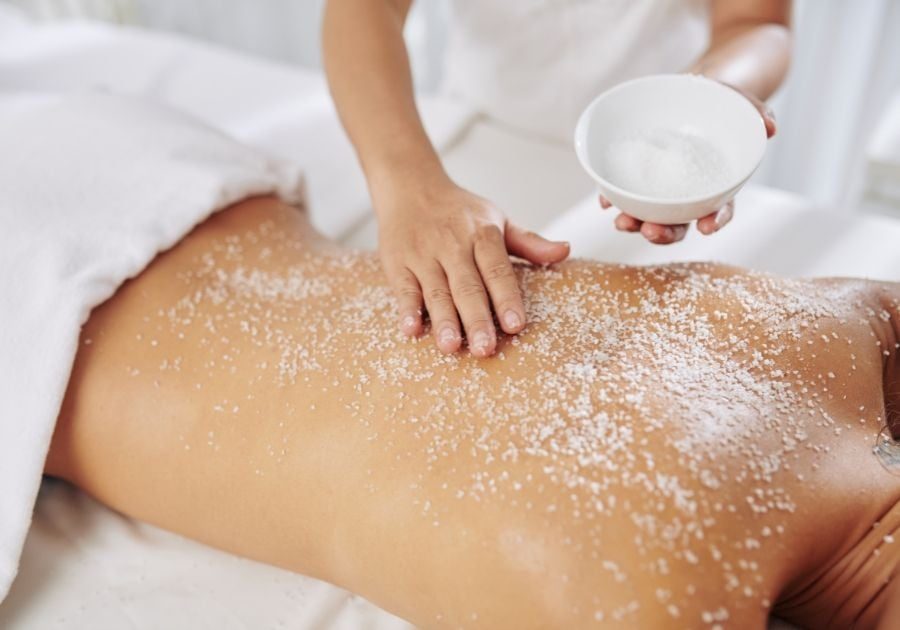 Việc dưỡng da body trắng mịn không chỉ phục hồi lớp biểu bì mà còn cải thiện cấu trúc da