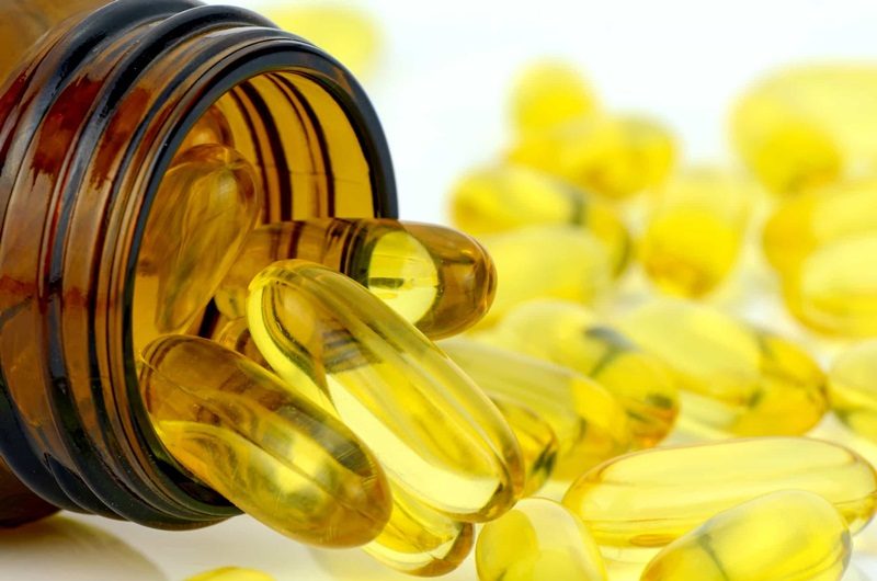 Việc sử dụng kem dưỡng, serum có thành phần vitamin C, E, A sẽ giúp bổ sung vitamin trực tiếp cho làn da.