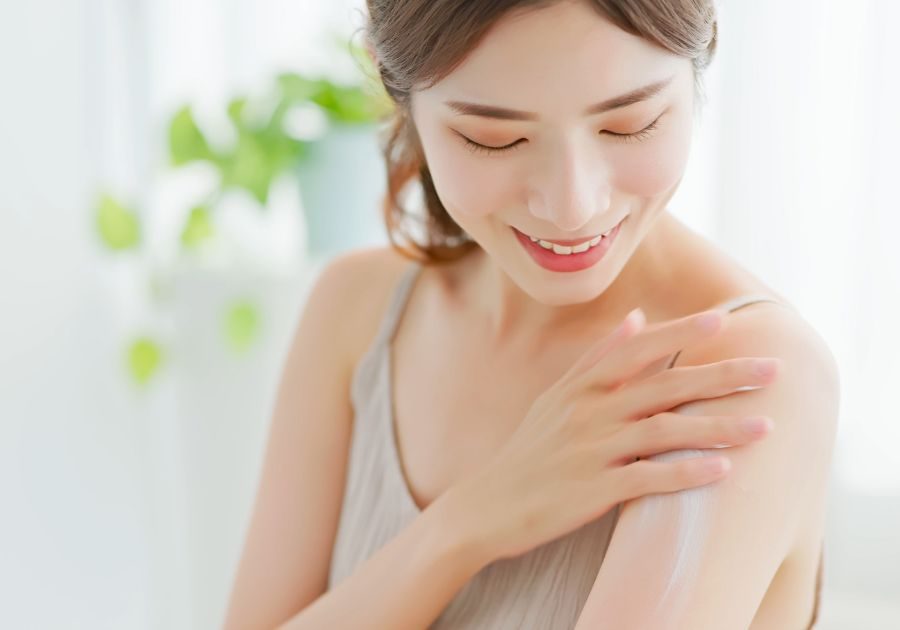Body lotion trắng da là một sản phẩm dưỡng da toàn thân có chiết xuất và các thành phần thiết kế đặc biệt giúp làm sáng da