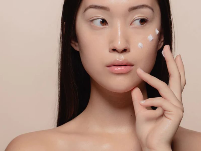 Lựa chọn đúng sản phẩm dưỡng ẩm có vai trò quan trọng trong cách dưỡng ẩm da mặt mùa đông.