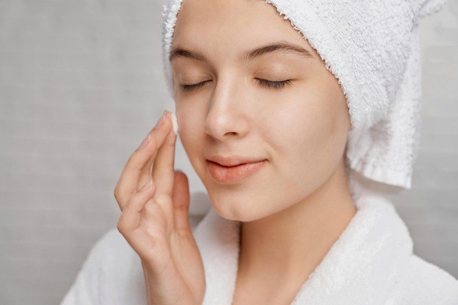 Cách dưỡng trắng da mùa đông không chỉ dừng lại ở việc sử dụng sản phẩm trắng da mà còn đòi hỏi sự kiên trì
