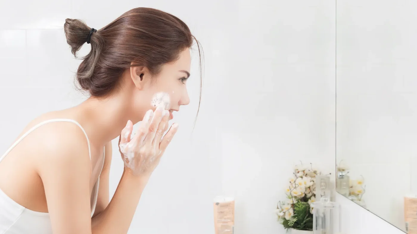 Tránh việc sử dụng các sản phẩm chứa hóa chất độc hại hoặc các chất tẩy mạnh là rất cần thiết để bảo vệ da
