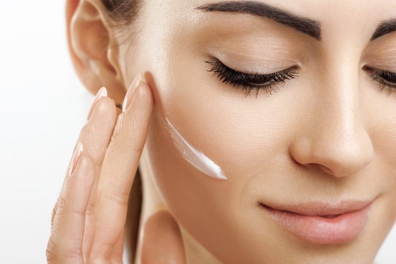 Việc massage da mặt nhẹ nhàng cải thiện tuần hoàn máu giúp các dưỡng chất thẩm thấu sâu hơn.