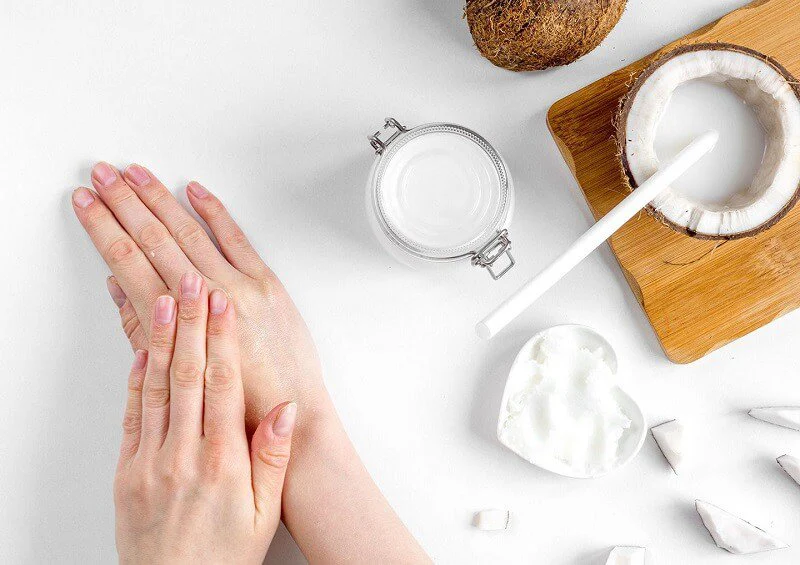 Chăm sóc da body bằng dầu dừa còn mang lại công dụng chống oxy hóa nhờ nguồn vitamin E dồi dào