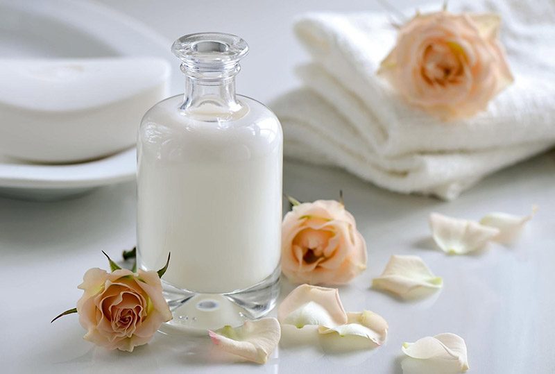 Để chăm sóc da body bằng sữa tươi đạt hiệu quả và an toàn, bạn cần lưu ý kiểm tra phản ứng dị ứng trước khi sử dụng trên diện rộng.