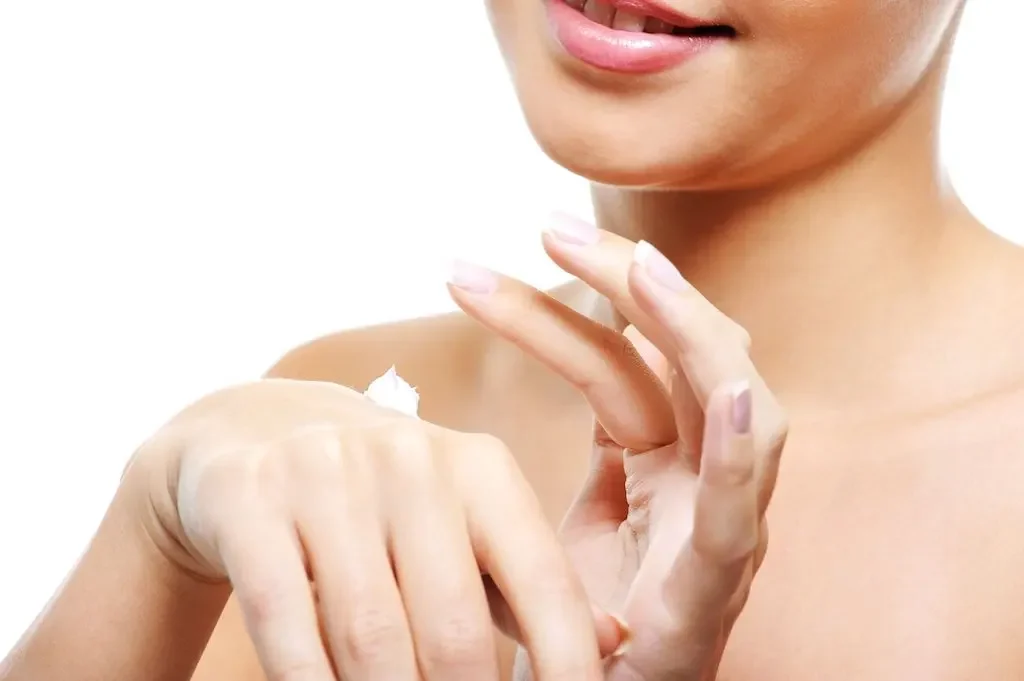 chăm sóc da body cấp ẩm trở thành bước thiết yếu để bảo vệ và duy trì sức sống cho làn da mỗi người.